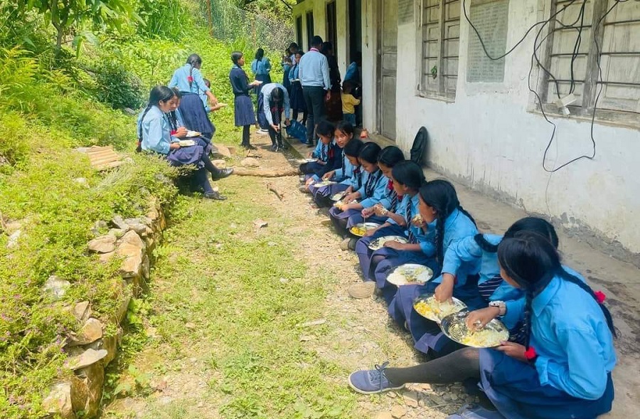 विद्यार्थीलाई विद्यालयमै निःशुल्क खानाको व्यवस्था