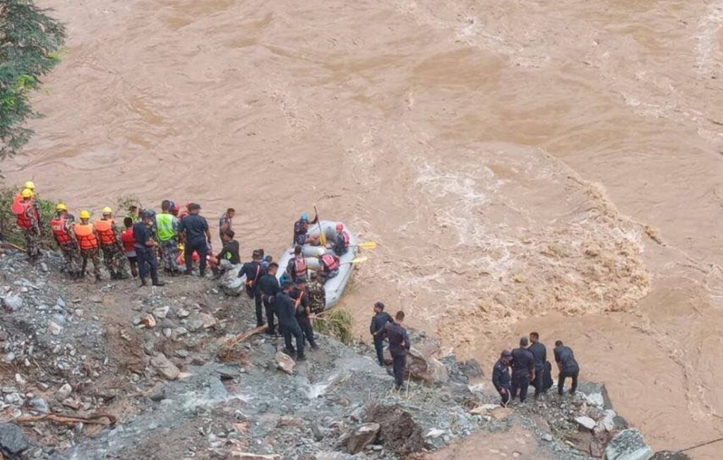बेपत्ता बस र यात्रुको खोजी गर्न गोताखोरसहित ७० जनाको टोली परिचालन